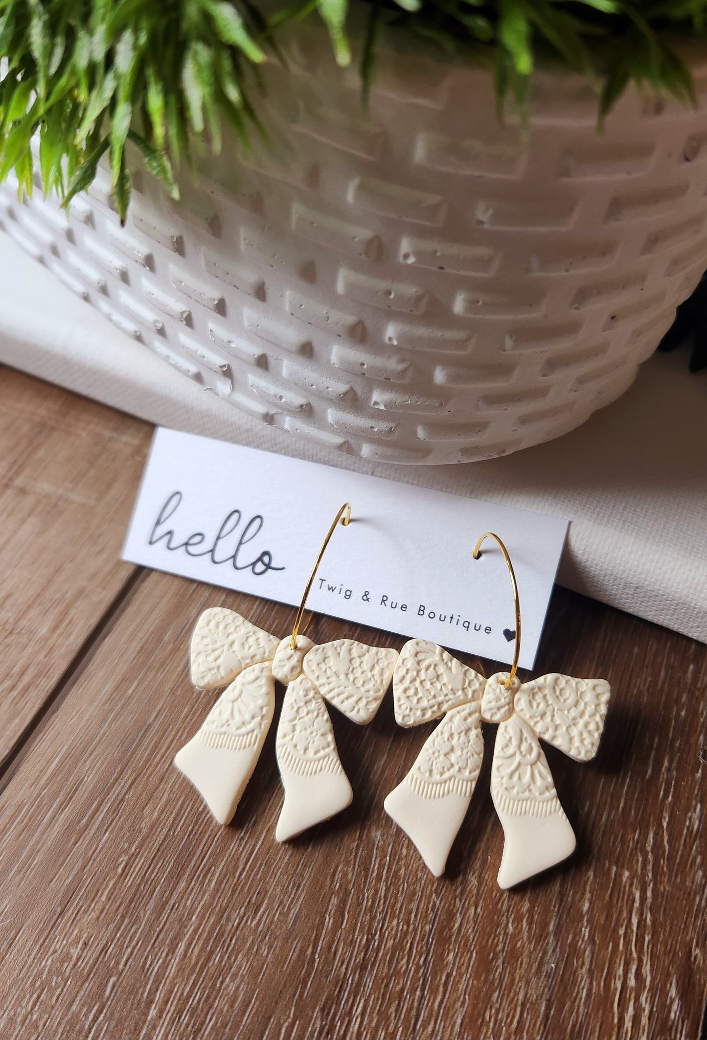 Lace clay bows with hoop