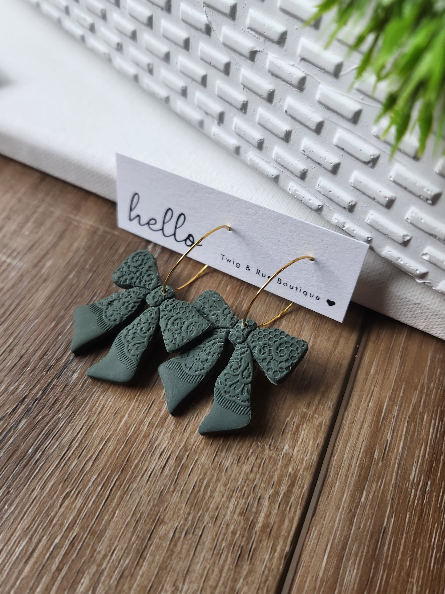 Lace clay bows with hoop
