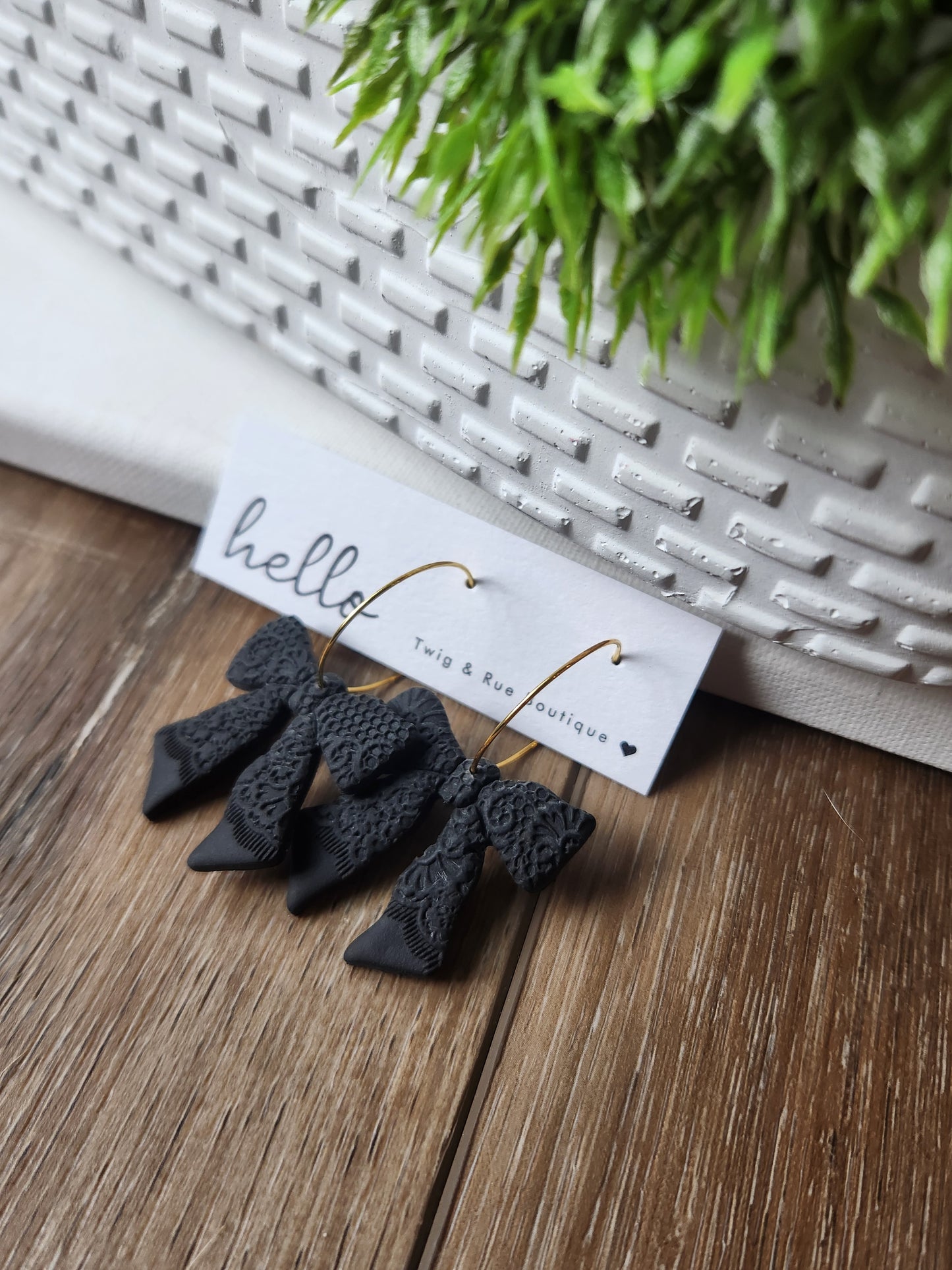 Lace clay bows with hoop